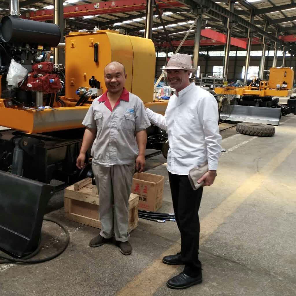 Foto di Giuseppe Romanazzi con il responsabile di officina.