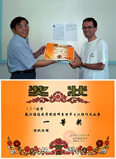 Il Professor Dong consegna il premio a Giuseppe Romanazzi, con un primo piano del premio.